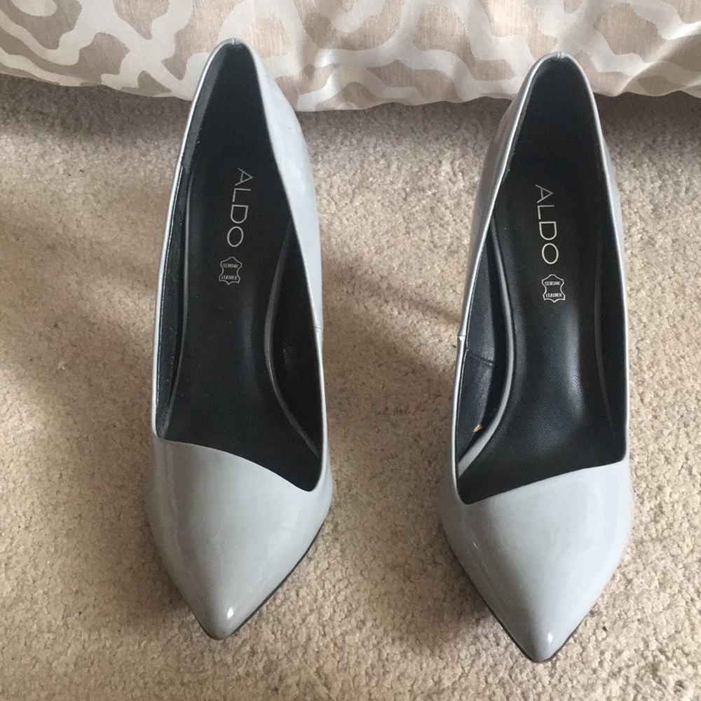 Shiny grey high heel